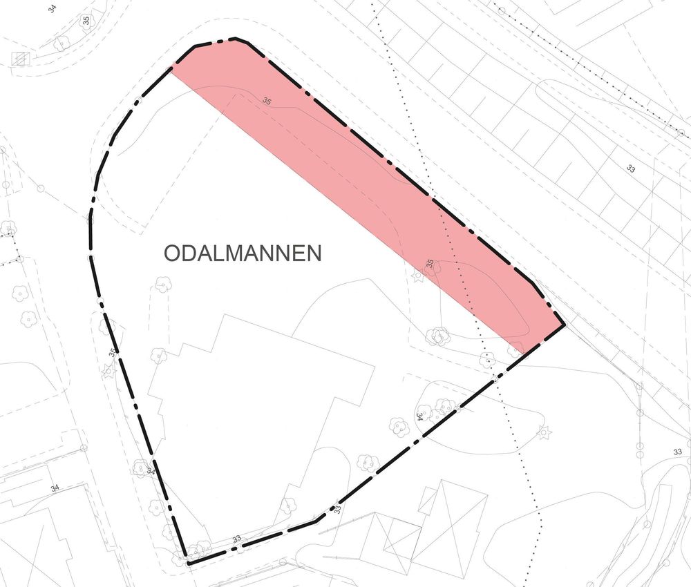 Bilden visar den del av fastigheten Jakobslund 2:19 som övergår till fastigheten Odalmannen. Ytan markeras i rött och ligger intill Härandsvägen. 