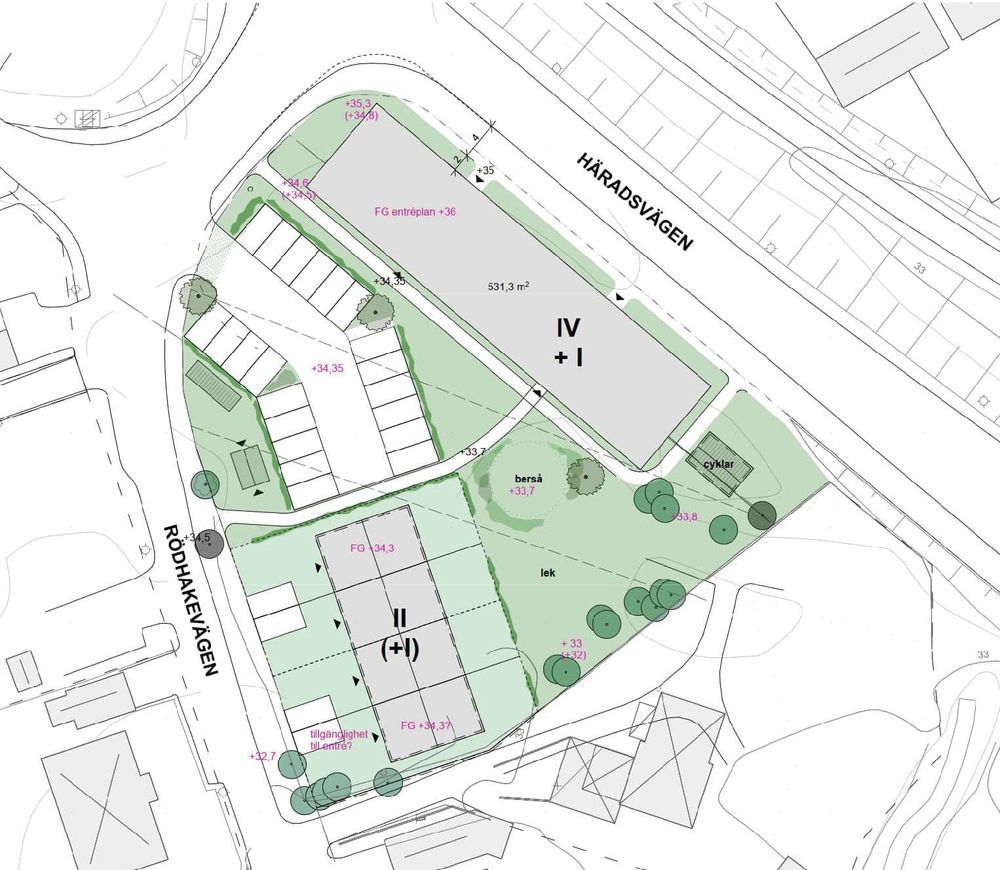 Illustrationsplan över den föreslagna bebyggelse där utomhusytor pekas ut och är som högst 50 decibel. Ytan ligger bakom flerbostadshuset, som skyddar gården från Häradsvägens buller.