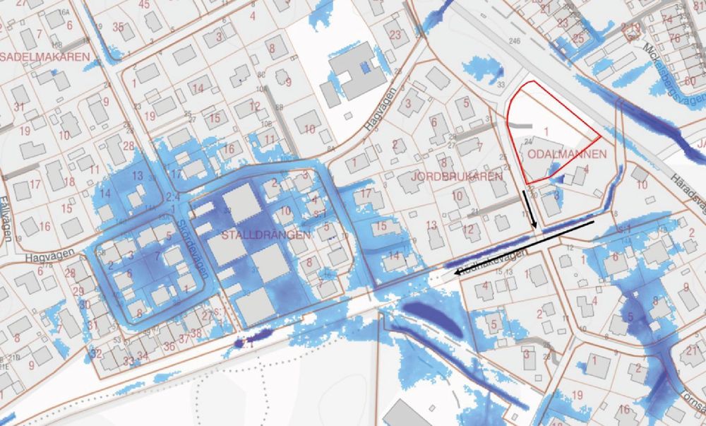 Karta som visar på maximalt vattendjup och flödesvägar. En mindre del av södra planområdet fylls upp med vatten och rinner sedan vidare till fastigheten söderut innan det nåt diket och leds vidare västerut.